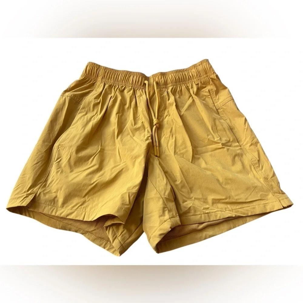 NWT VRST Men’s 5” Everyday Shorts in Yellow Sunset in size Small
